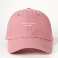 Gros plan sur la casquette rose avec broderie blanche do it for you not them - Taille unique / Rose foncé