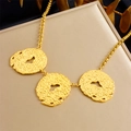 Detalle de colgantes dorados texturizados con patrones calados en un collar de oro - Estilo Redondo Calado Texturizado (N3083)