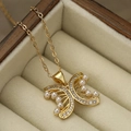 Collar de mariposa dorada con perlas y circonitas en una caja de joyería de terciopelo - Colgante de Perla Mariposa(23165)