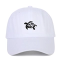 Detailaufnahme der Meeresschildkröten-Stickerei auf einer weißen Baumwoll-Baseballkappe - Verstellbar / Weiß