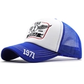 Gorra trucker de malla Dubai UAE azul y blanca con bordado 1971 en fondo blanco - Ajustable / Azul Real