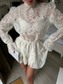 Elegante abito in pizzo bianco con collo alto, maniche a lanterna e gonna a balze - S / Bianco Sporco