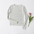 Detail van witte geribbelde sporttop met lange mouwen, duimgaten en merklogo - S / Wit