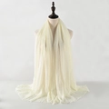 Sciarpa in cotone e lino bianco crema con frange eleganti su un manichino - Beige (03)