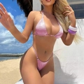 Détail de l'ensemble bikini rose scintillant sur la plage avec tissu brillant et haut triangle - S / Rose