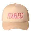 Dettaglio del cappello beige con ricamo Fearless rosa e dettaglio della corda - Cachi