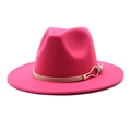 Détail d'un chapeau fedora rose fuchsia avec ruban clair et boucle métallique dorée - Rose rouge