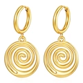 Dettaglio di orecchini huggie in acciaio placcato oro 18K con motivo a rilievo spirale - Stile Motivo a Spirale / Oro