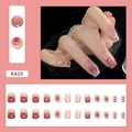 Dettaglio di unghie finte corte riutilizzabili con sfumatura rosa e paillettes cuore - Cuore Fard (R420)