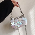 Borsa a tracolla con paillettes argento cangianti e catena metallica elegante - Colorato