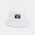 Détail d'un chapeau bob blanc en peluche avec patch appareil photo et cœur brodé - Blanc
