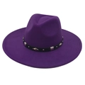 Détail du chapeau fedora violet à large bord avec rivets sur bande de cuir noir - Violet