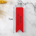 Dettaglio cartellino natalizio in legno rosso 7x2cm con testo Merry Christmas inciso - Coda di Rondine Semplice Carta Rossa (LH-104) / 100 Pezzi/Confezione / Rosso