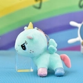 Seitenansicht eines niedlichen Einhorn-Plüsch-Anhängers in Mintgrün - Kugelkette Stil / Grün