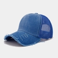 Detail der dunkelblauen Trucker-Cap aus Denim mit atmungsaktivem Mesh und Used-Effekten - Blau