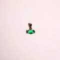 Ciondolo smeraldo dorato taglio marquise con gancio su sfondo rosa confetto - Solo Ciondolo di Maggio-Zirconia Smeraldo