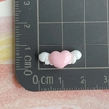 Detalle de corazón de resina rosa con alas blancas sobre tapete de medición de 2,5 cm - Corazón con Alas / Mini / Rosa Claro