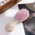 Draagbare haarkom met crèmekleurig marmerpatroon en roze luchtkussen voor massage - Iriserend Wit
