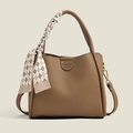 Bolso cubo marrón de cuero granulado con asa de pañuelo a cuadros y correa larga - Color Té con Leche
