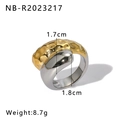 Makro-Detail eines 18k Gold- und Silber-Metallrings mit Maßen und Gewichtsangabe - US 7 / Zweifarbiger Hammerschlag-Stil (NB-R2023217)