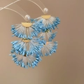 Orecchini a nappa sfumati azzurro e bianco con perla e finitura in metallo dorato - Stile Nappina di Perle con Perno in Argento (83#) / Blu