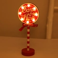 Insegna LED Santa Stop Here in legno rosso con palo a strisce rosso bianche e oro - Rotondo