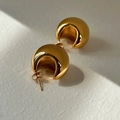 Polierte goldene C-förmige klobige Ohrstecker im minimalistischen Retro-Stil für Damen - Gold