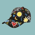 Detail der schwarzen Baseballkappe mit Graffiti, Sonnen- und Herzmustern im Streetstyle - Verstellbar / Schwarz