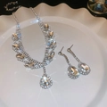 Dettaglio del set collana con nappa di diamanti e orecchini a goccia su piatto - Goccia d'Acqua a Foglia con Strass Argento