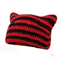 Handgefertigte rot-schwarz gestreifte Strickmütze mit Katzenohren und Häkelstruktur - Einheitsgröße / Schwarz Rot