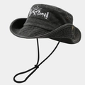 Dettaglio del ricamo di montagna e trama della tela lavata sul cappello nero da escursione - M (56-58cm) / Nero