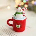 Figura de muñeco de nieve de resina en taza de corazón roja con bufanda verde y bastón dulce - Taza de Muñeco de Nieve Roja