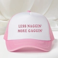 Nahaufnahme der rosa-weißen Mesh-Trucker-Kappe mit Less Naggin More Gaggin Aufdruck - Rosa
