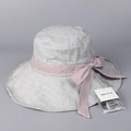 Detail van grijze zonnehoed met gestreepte strik en winddicht touw accessoire - M(56-58cm) / Lichtgrijs