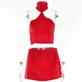 Detalle del conjunto rojo de top con cuello halter y falda con abertura en maniquí - L / Rojo