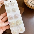 Detailansicht von 5 Paar Blumen-Ohrsteckern mit Perlen und weißen Acrylblättern - S925 Silber Nadel / Weiß (10-teiliges Set)