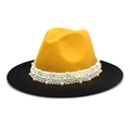 Dettaglio del cappello fedora bicolore giallo e nero con eleganti decorazioni in perle - Giallo + Nero