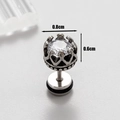 Makroaufnahme von Kronenohrstecker in Retro-Silber mit weißem Zirkonia-Inlay-Detail - Kronenstil (S27)