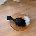 Mini spazzola per capelli nera massaggiante portatile in contenitore di ambra - Nero