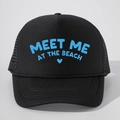 Klassische schwarze Trucker-Kappe mit blauem Meet Me At The Beach Aufdruck und Netz - Verstellbar / Ganz Schwarz