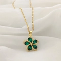 Vue macro d'un collier en or avec pendentif fleur en cristal vert sur de la soie - Flocon de Neige Vert / Doré