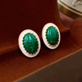 Dettaglio di orecchini vintage in smalto con pietra malachite in una scatola per gioielli - 14# Silver Earring Post - Oro - Verde