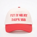 Zweifarbige Baseballkappe mit rotem Schirm und Put It On My Dad's Tab 3D-Stickerei - Off-White Geteiltes Rot