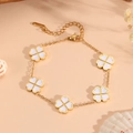 Elegante 18K vergulde roestvrijstalen armband met vijf witte klavermotieven - Witte armband