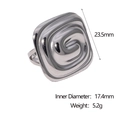 Macro-opname van zilveren rechthoekige ring met spiraaltextuur en breedte van 23,5 mm - Staalkleur