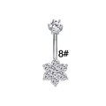 Makroaufnahme von Bauchnabelpiercing mit Zirkonia-Blume und gebogenem Stab aus Edelstahl - Stil 8