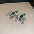 Dettaglio di orecchini a farfalla con pietre verdi e pavé di zirconi luccicanti - Orecchini con Perno in Argento - Verde
