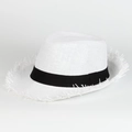 Detail eines weißen Stroh-Fedoras mit atmungsaktivem Geflecht und Fransen am Hutrand - Verstellbar (58cm) / Weiß