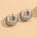 Klassieke zilveren oorringen van titaniumstaal met gehamerde textuur voor dames - Geribbelde Ring Stijl (ES2300-1) / Zilveren Veer Oorbellen