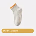 Cremefarbene Yoga-Socken mit gelben Rippbündchen und rutschfesten Noppen an der Sohle - Einheitsgröße / Khaki